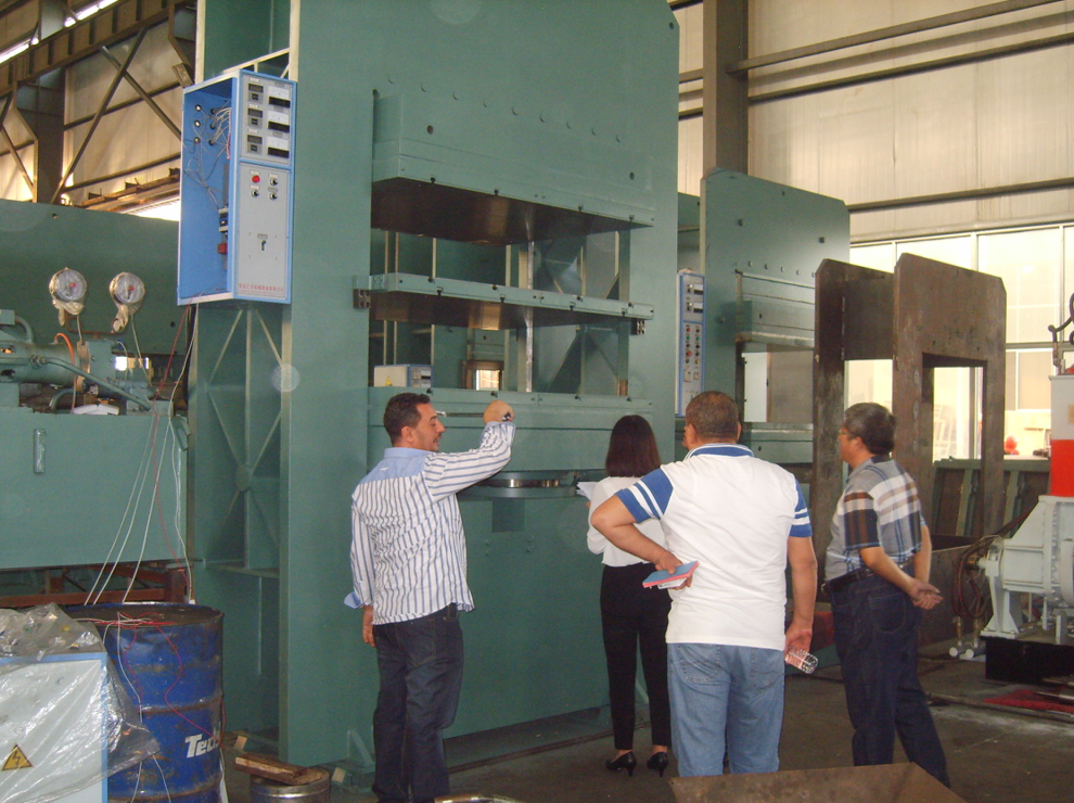 Customer's Request 2000T Solid Tyre Vulcanizing Machine Rubber Press Machine