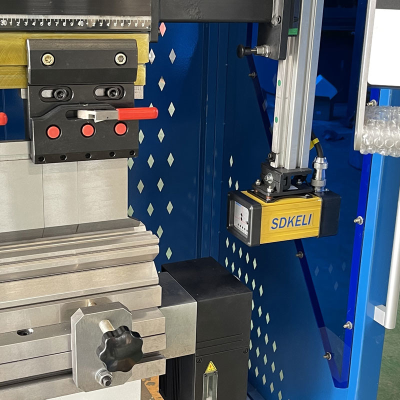 Delem System 4+1+2 Axis Hydraulic Press Brake CNC Bending Machine With DA53T