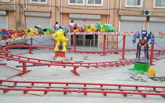 Space Shuttle Shape Kiddie Roller Coaster Marked With Modern Interchange Track