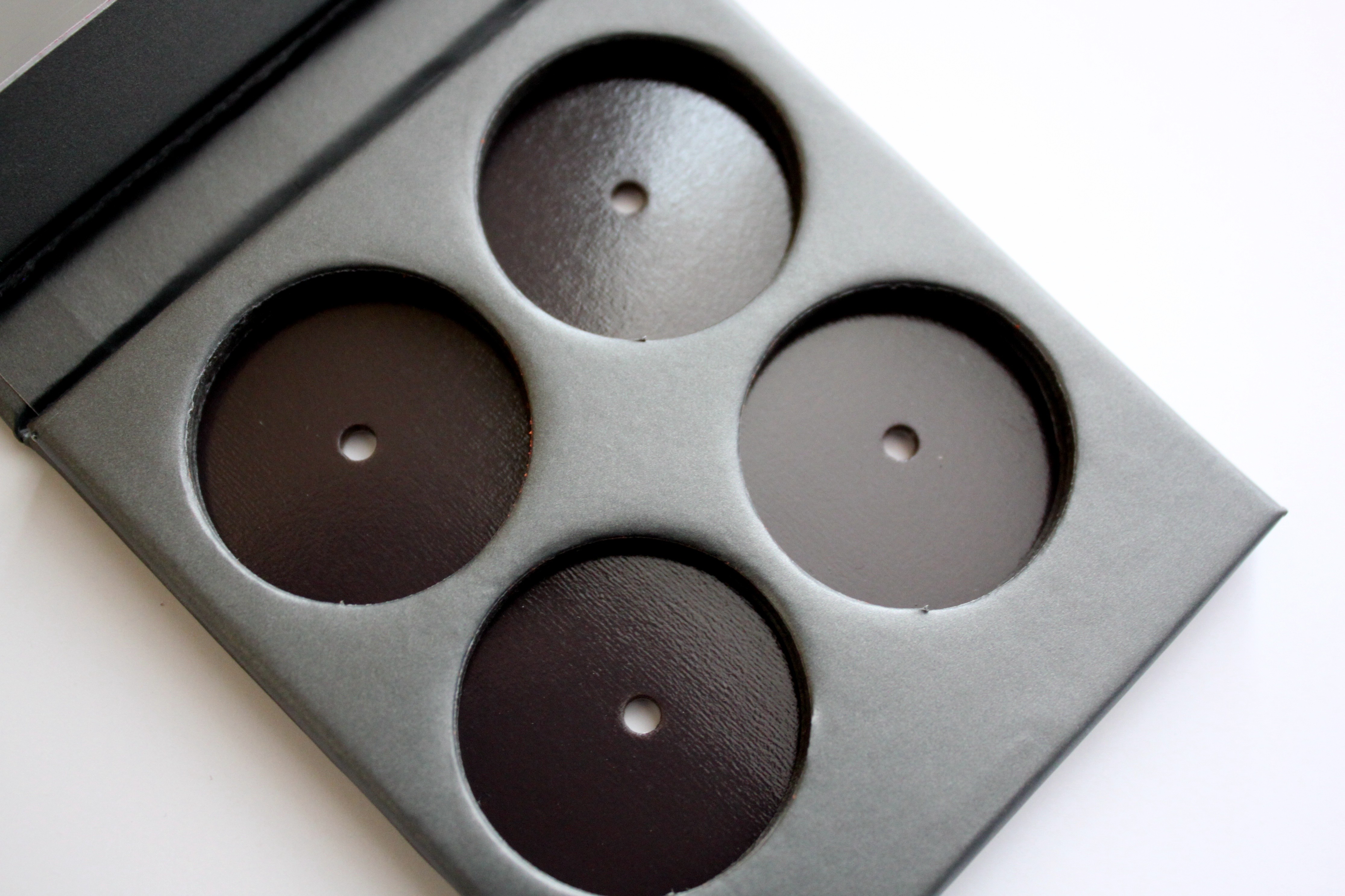 4 Pans Refillable Empty Magnetic Palette Pantone Color DIAM 27MM