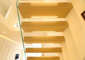 China Modern Glass Floating Steps Staircase Solid Wood Treads Villa Design For Residential wholesale