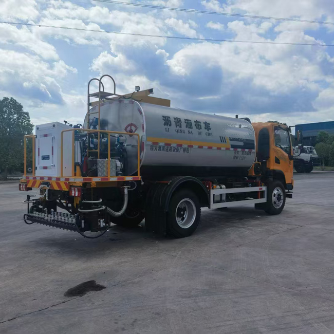 Factory Direct Supply Xiaolong 8 m³ Truck Asphalt Sprinkler Truck Mud Sprinkler Truck