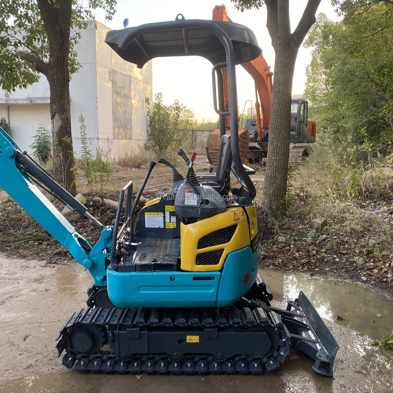 used 2T Kubota U17 charged diesel hydraulic crawler excavator have high quality with a discount price on construction kubota U35