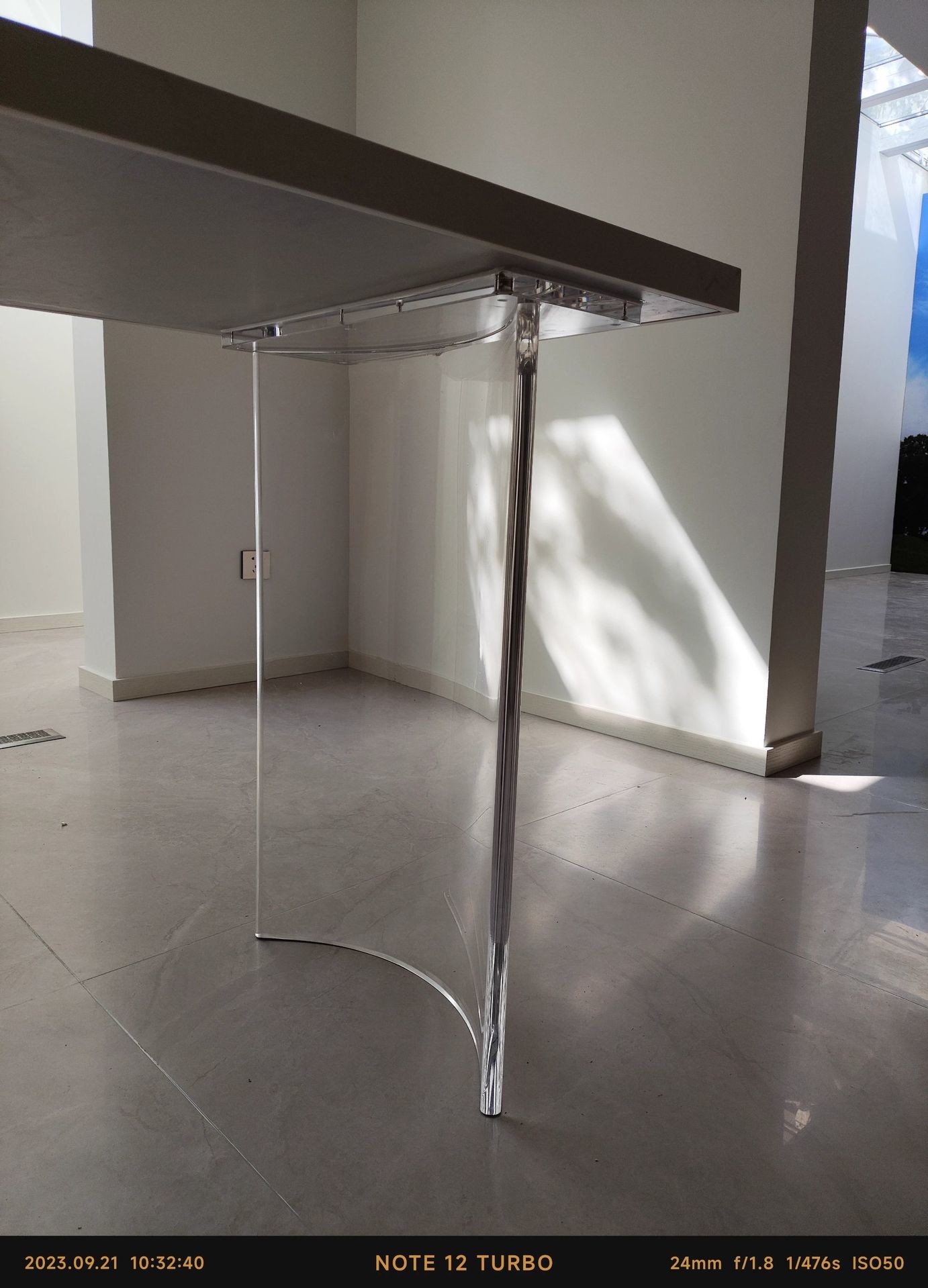 Stylish Clear Arc-Shaped Acrylic Table Legs Floating Design for Standard or Customized 60 x 20 x 75 cm Tables