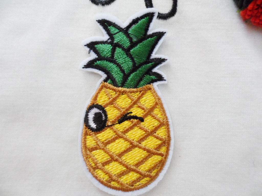 Hot Fix Motif Gold Embroidery Applique as Chinese Knot Picture