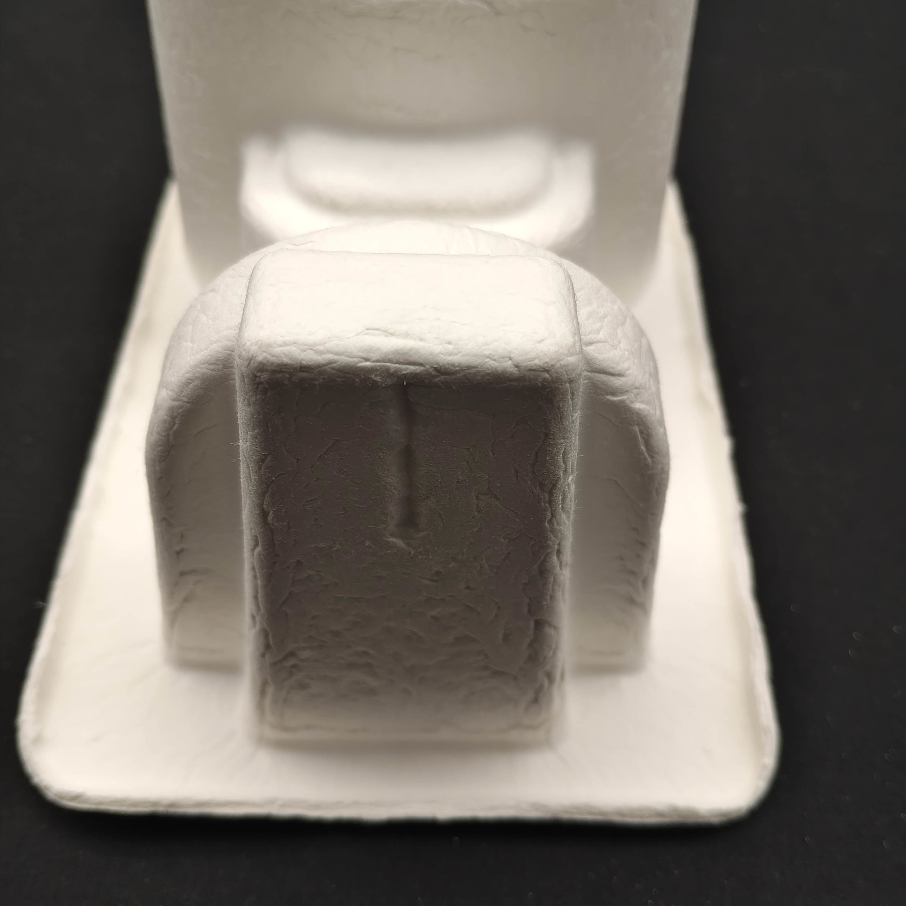 Environmentally friendly white plant fiber dry-pressed semi-body embedded high-end liquor packaging with shockproof and drop-proof functions.