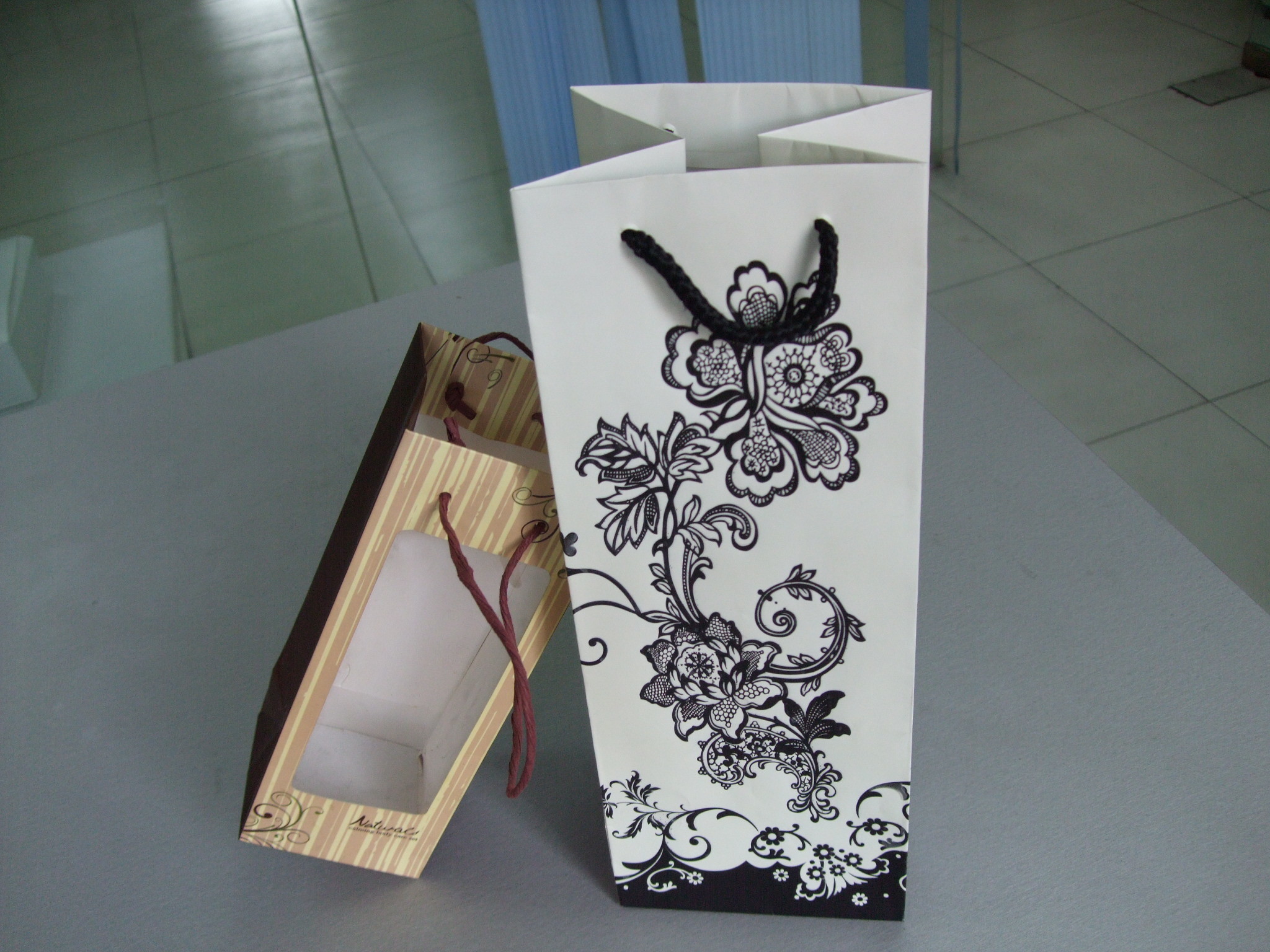 Customized promotional artpaper wine bag/gift wine bag for red wine with PVC window