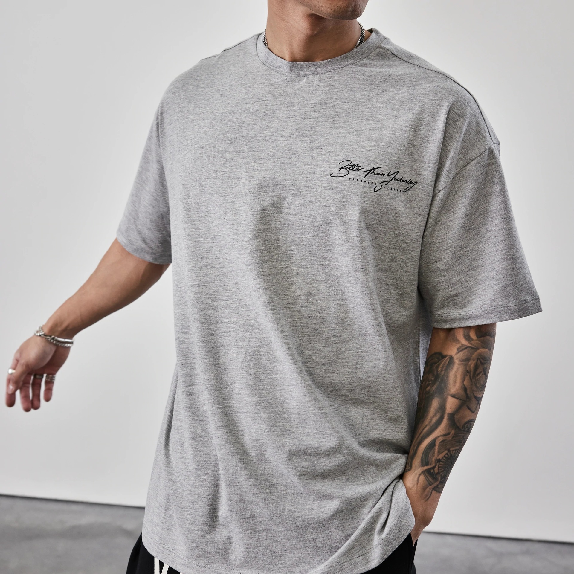 2023 Cotton Men's Oversized T-Shirt with Moisture Wicking Technology and O-Neck Collar