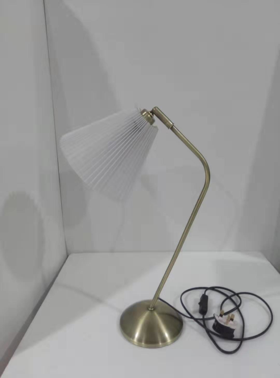 Antique White Pleated Brass Swing Arm Desk Lamp H400 For Hotels