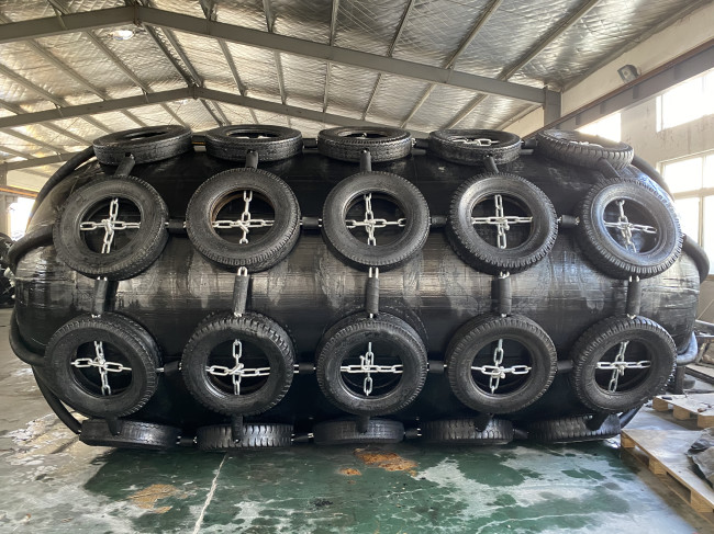 Ship Floating Pneumatic Rubber Fenders ISO 17357 Black Yokohama Chain Tyre Net