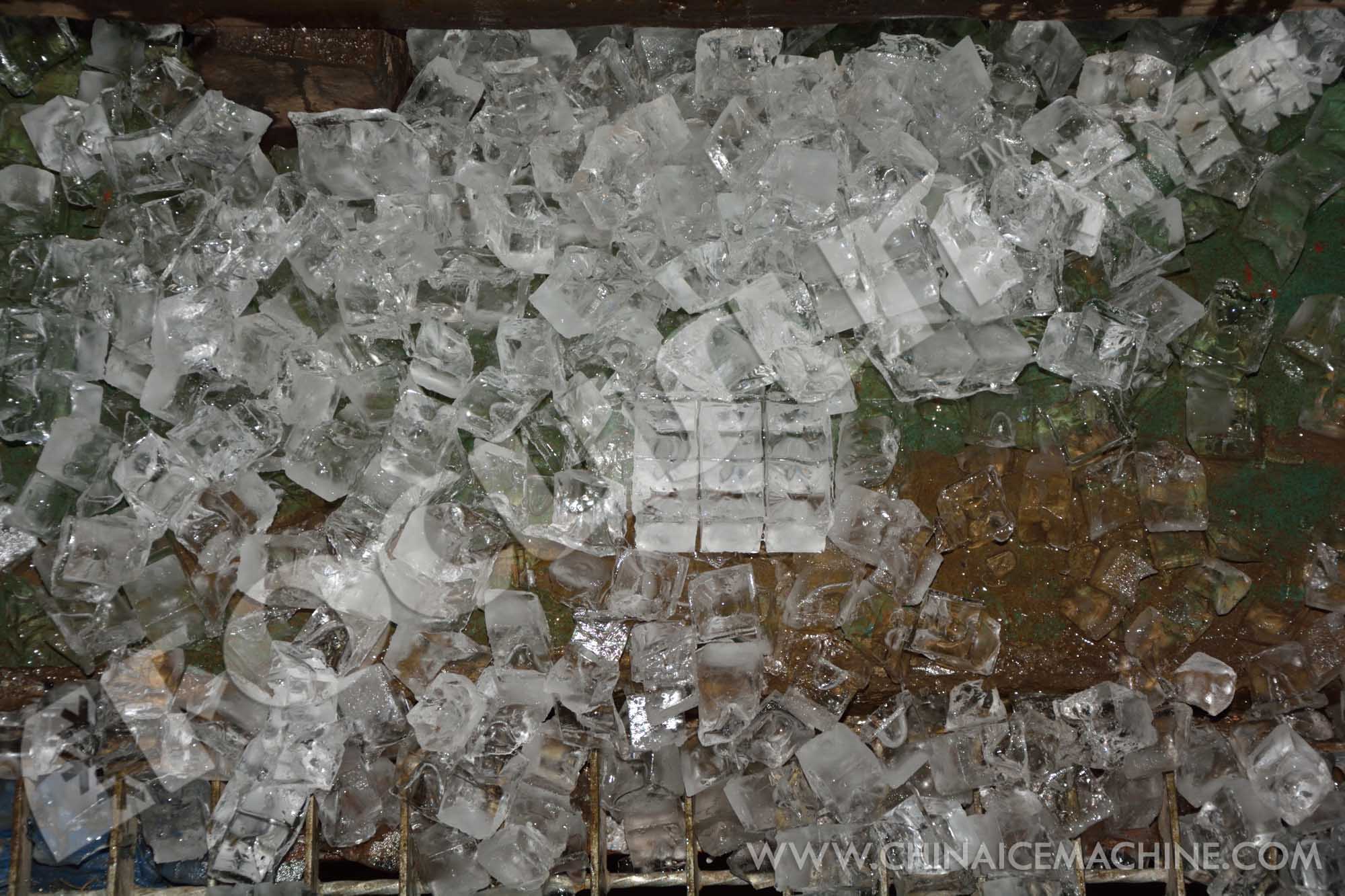 Affordable and User-friendly Focusun Cube Ice Machine with 20KG Ice Storage Capacity