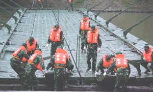 China Single Heavy Ribbon Military Pontoon Floating Bridge For Tank, Artillery Transportation wholesale