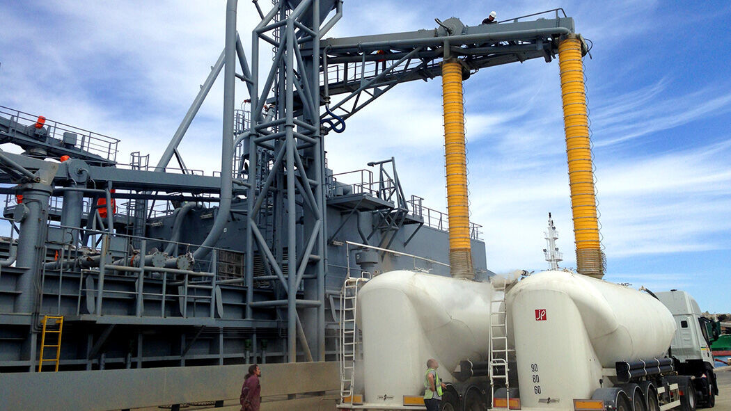 Pressure Vessel 3KW Telescopic Loading Chute Silo Truck Cement
