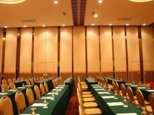 China Malaysia Soundproof Aluminium Wooden Sliding Partition Wall 85mm Thickness wholesale