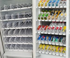 China Sliver Frame Conveyor Vending Machine Coin / Bill / Card Payment 2 - 20℃ Cooling wholesale
