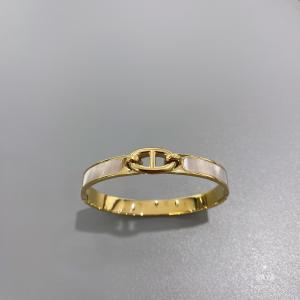 China 58x44mm 18K Gold Stainless Steel Bangle Horseshoe Buckle White Fritillary Open Bracelet wholesale