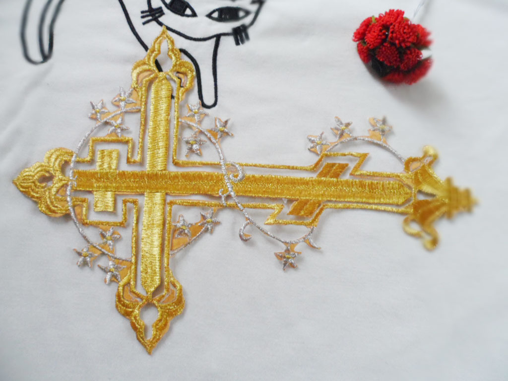 Hot Fix Motif Gold Embroidery Applique as Chinese Knot Picture