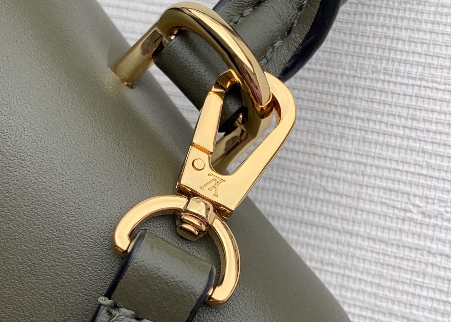 Women'S Black Handhold Luxury Bucket Bag With Lock Catch