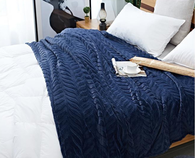 Wearable 100% Polyester Solid Flannel Blanket / Plush Blankets For Home And Travel
