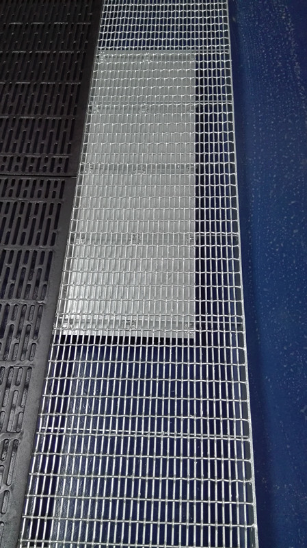 Hot Dip Galvanized Hog Flooring Wire Mesh , Pig Breeding Equipment Sliver Color