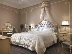 China Luxury Italian King Size Bed Bedroom Furniture for Personal Villa wholesale