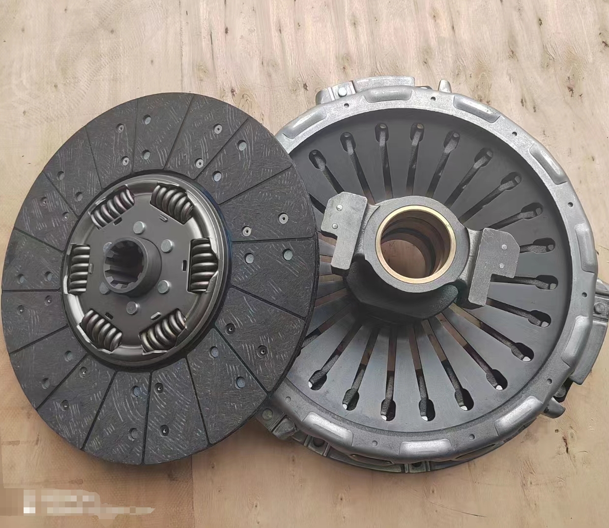 Design Clutch Disk for Volvo Heavy Duty Trucks 3400700368 3482000484 1878003647 3151000493 1878004128