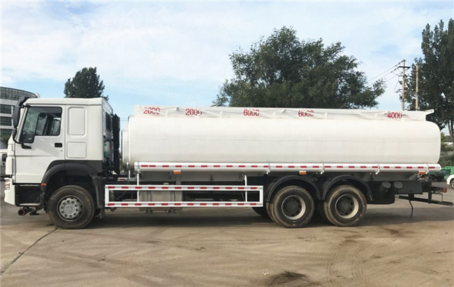 Euro 2 Fuel Tank truck Tanker , Sinotruk Howo 20000 Liters 6000 Gallon Diesel Oil Transporter