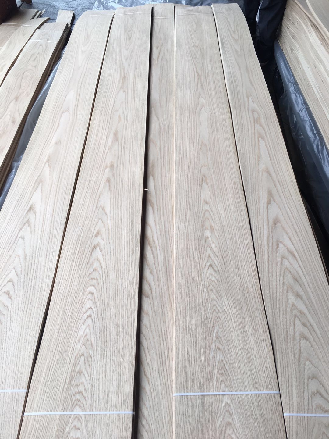 Factory Sales Natural White Oak Veneer 0.3mm 0.5mm 1mm Furniture Cabinet Doors Walls Decorative Wood Veneer