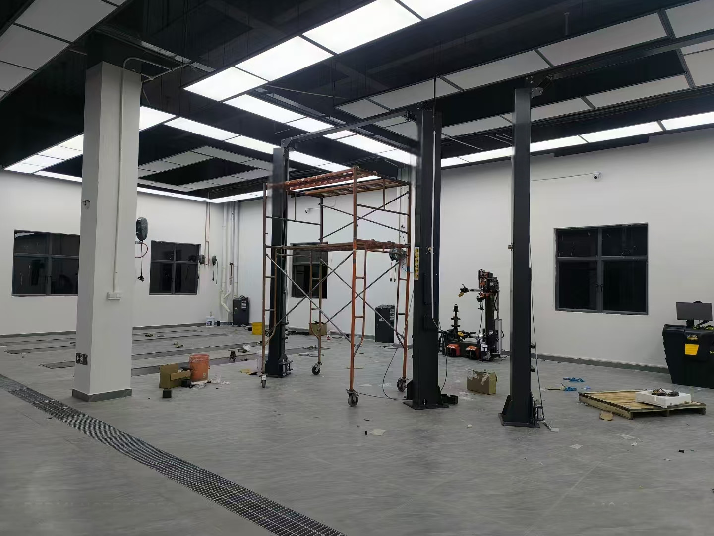 T240M-1 2 Post Auto Hoist 1ph/3ph With Adjustable Lifting Arms