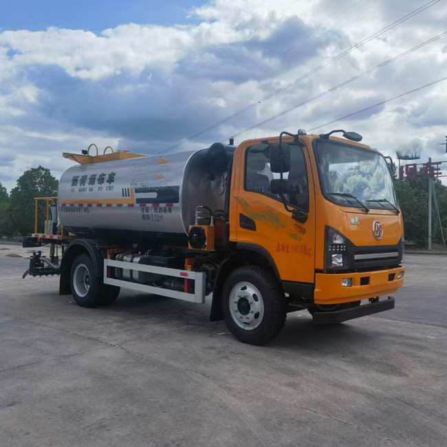 Factory Direct Supply Xiaolong 8 m³ Truck Asphalt Sprinkler Truck Mud Sprinkler Truck