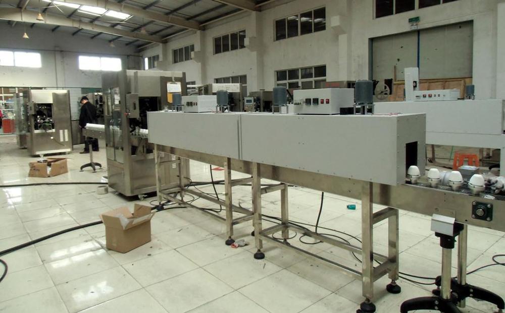 Silver Shrink Sleeve Labeling Machine With Man - Machine Controlling Technology