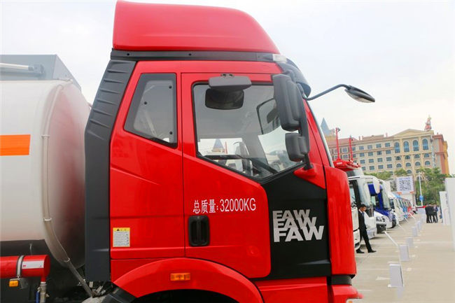 Large Capacity 8x4 FAW Diesel Fuel Storage Tank Truck Euro III Red Color