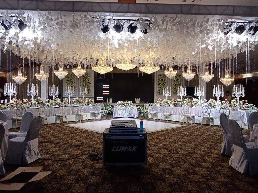 Blue Crystal Glass Candelabra Hurricane 9 Arm White Crystal Candelabra For Event Decor