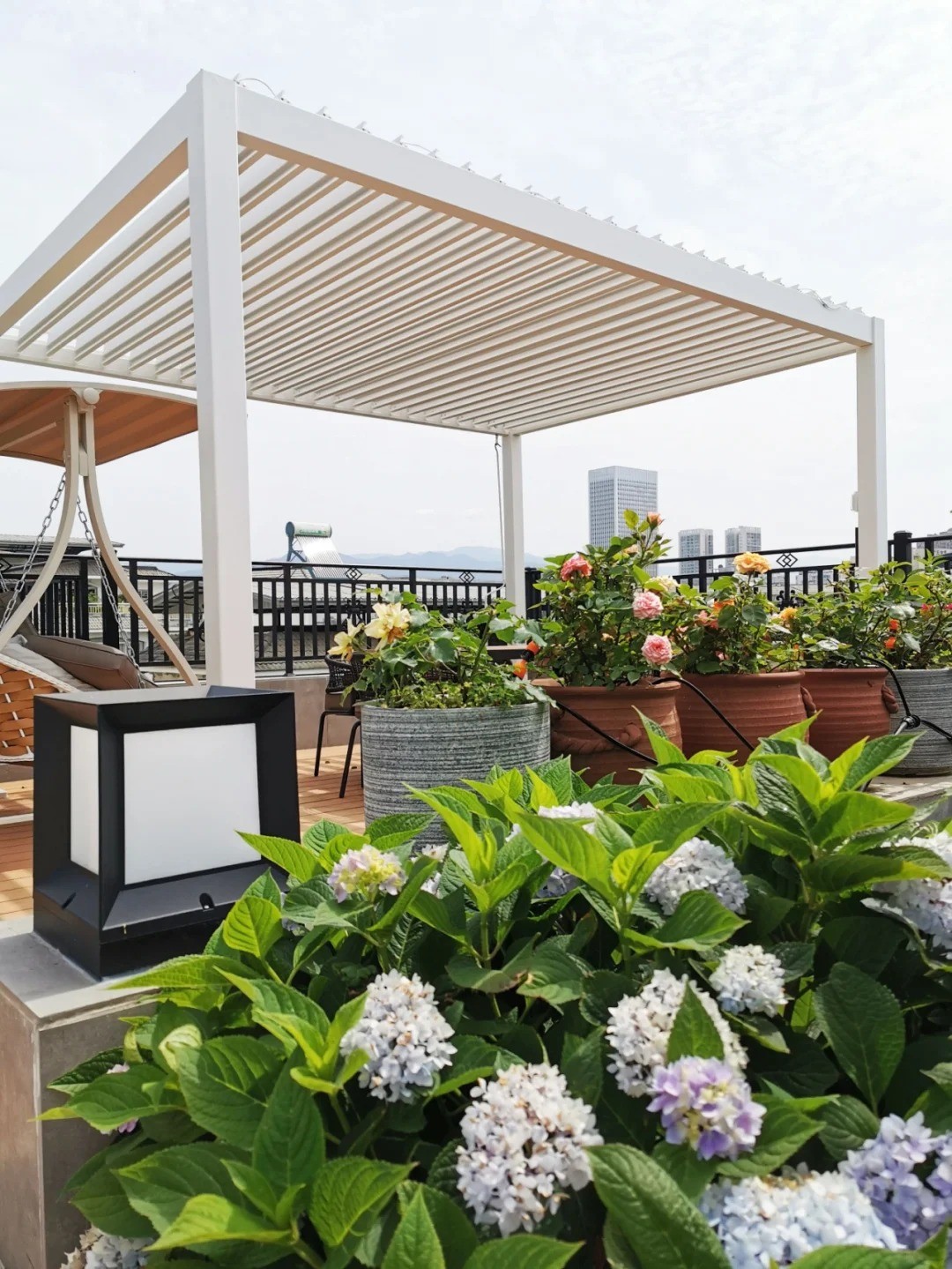Aluminum Louvered Pergola Imitation Wood Grain Forest Garden Landscape With Canopy