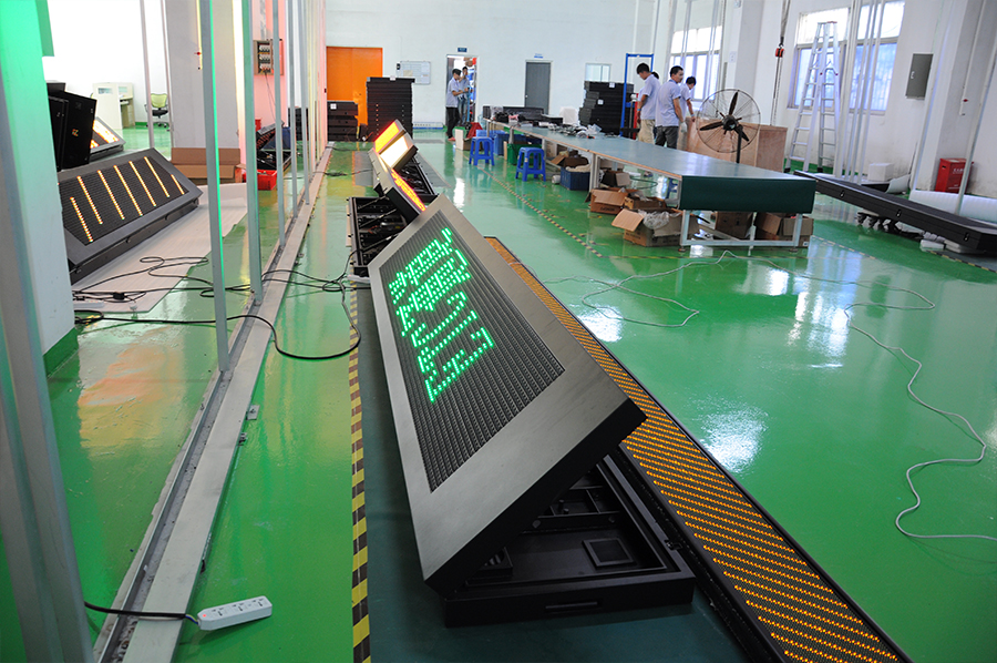 1pcs Outdoor Highway Traffic LED Message Board Screen with Trailer 256*128 32768 Dots
