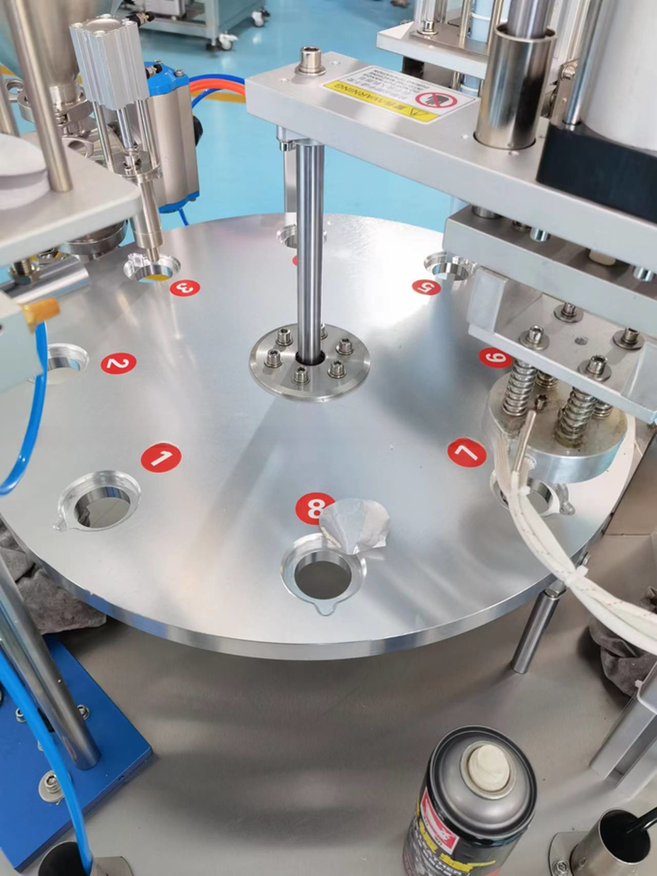 Plastic Packaging Material 2000BPH Full Automatic Rotary Cup Juice Filling and Sealing Machine