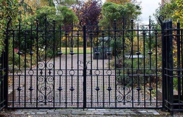 Waterproof Wrought Morden Iron Gate Hot Dipped Galvanized Surface Finish