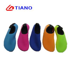China Lightweight Flexible Sports TPR Water Socks For Swimming wholesale