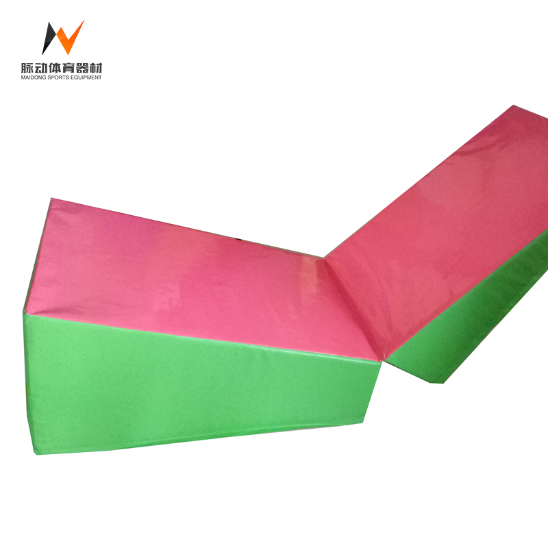 Gymnastics Aerobics Tumbling Wedge Folding Incline Mat for Exercise and Training