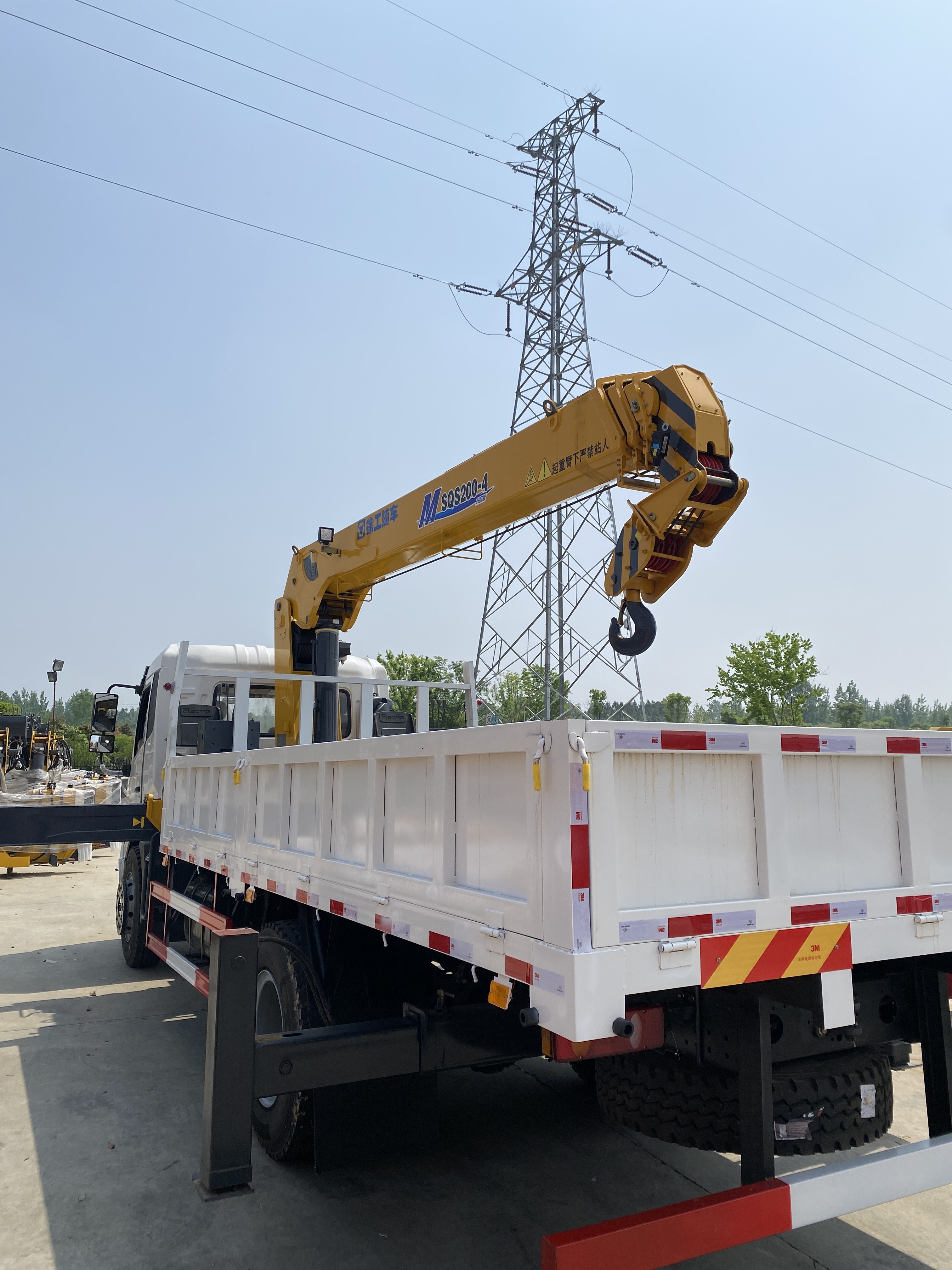Dongfeng EuroⅤ 6Ton Chassis Telescopic Boom Crane Truck Mounted Remote Controlled