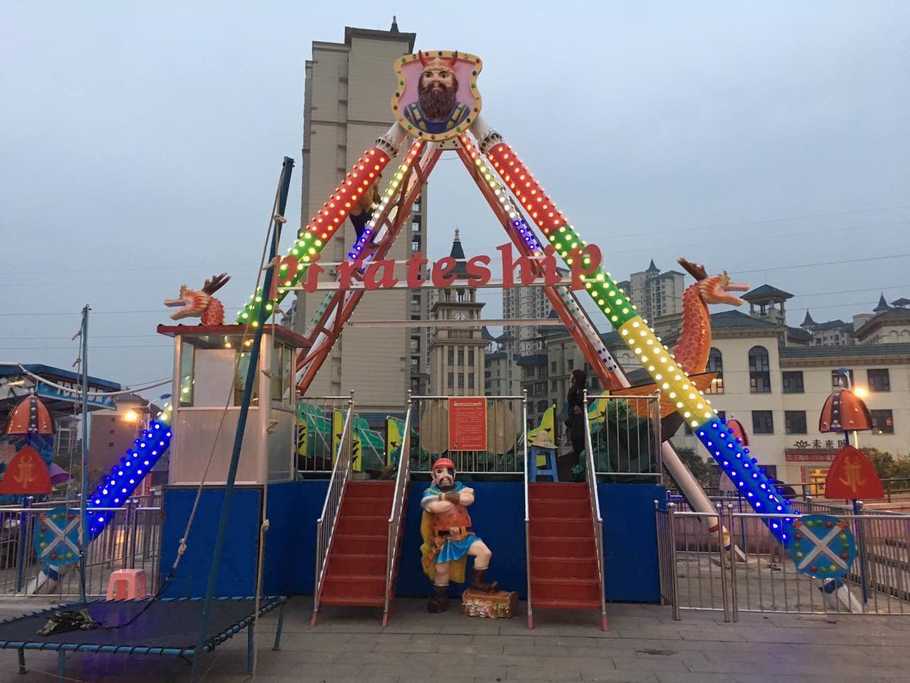12 Seats Pirate Ship From Slowly Swing To Swing Sharply Since The Start