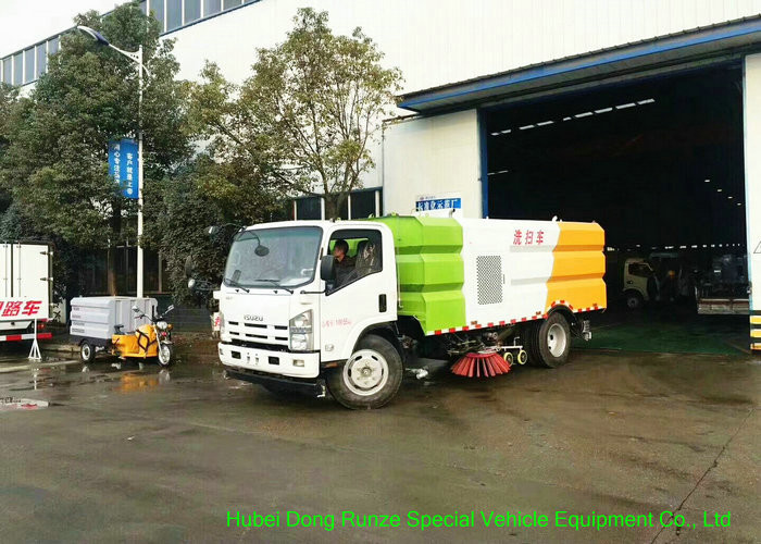 ISUZU EFL 700 Street Washing And Sweeper Truck With Brushes High Pressure Water