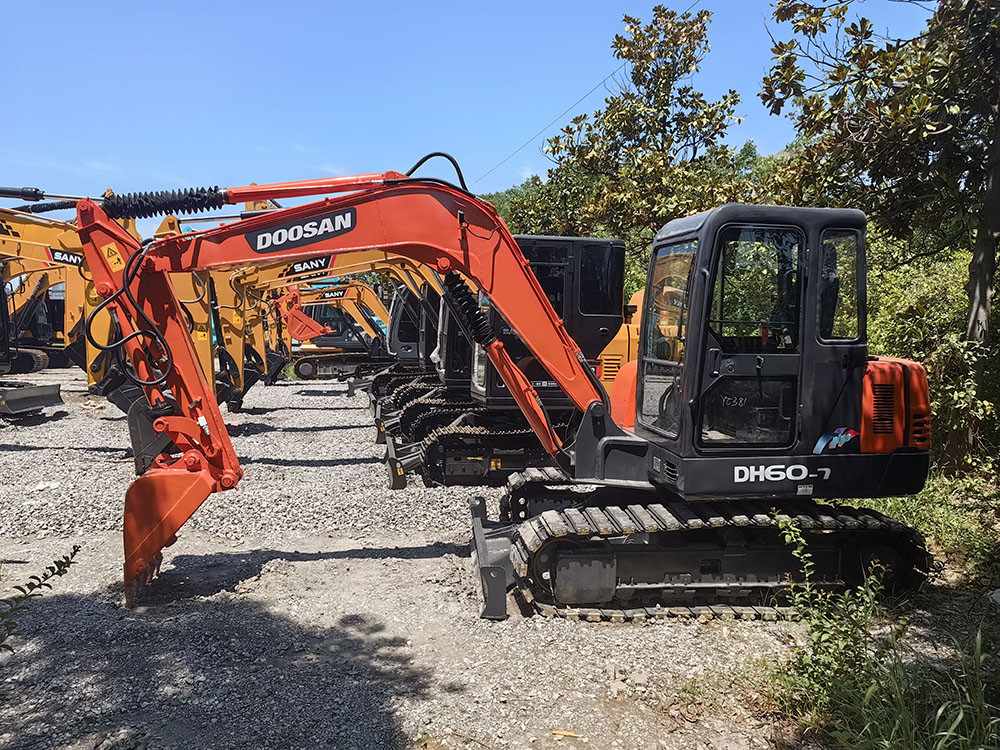 Used DH60 Hydraulic 6 Ton Diesel Engine Crawler Excavator Digger