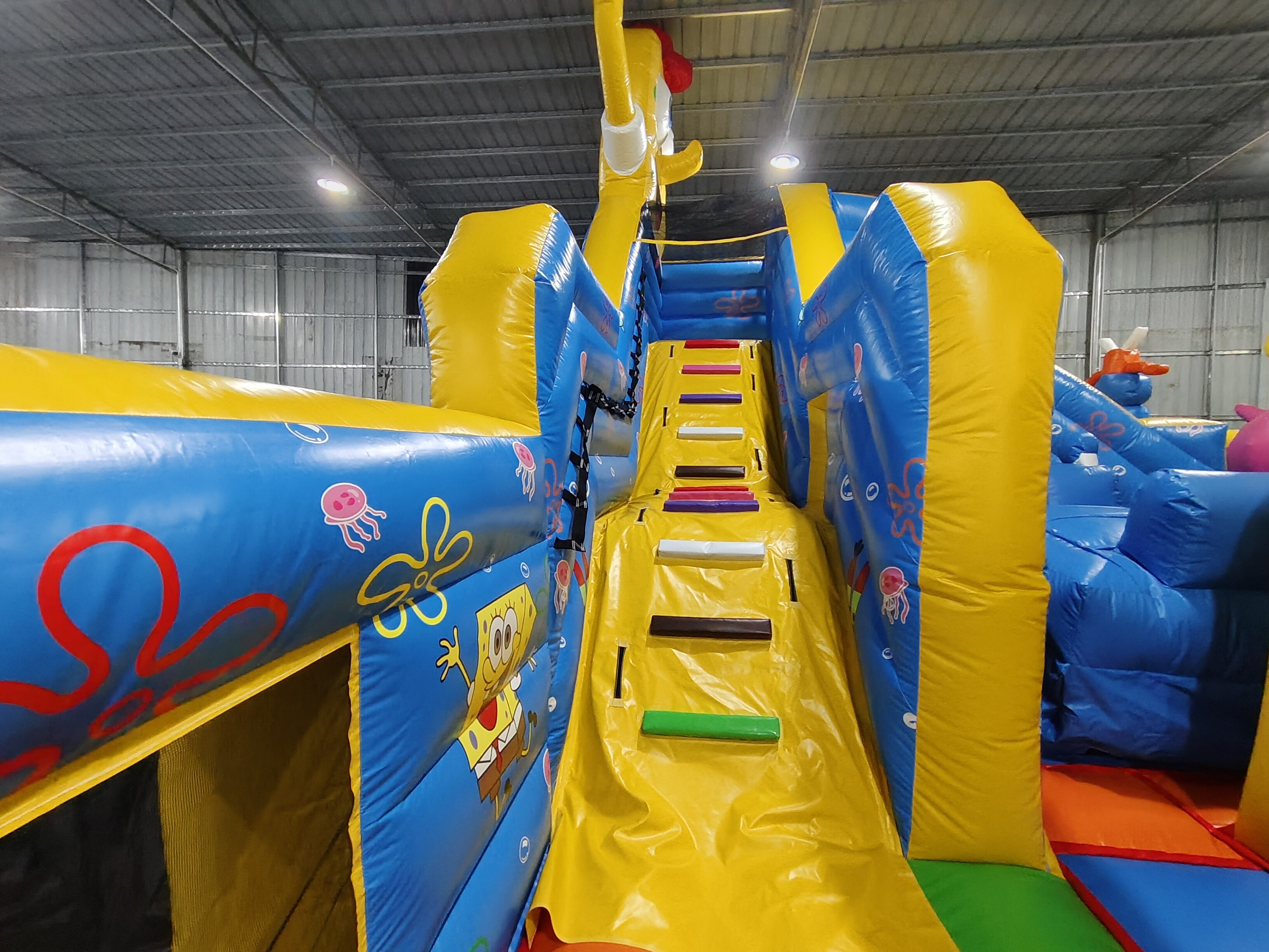 Automatic Move Inflatable Bounce House With Slide SpongeBob SquarePants Inflatable Fun City