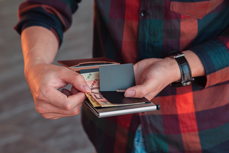 Custom Bifold Wallet Aluminum Credit Card Holder Case OEM Carbon Leather Men's Pop Up Wallet