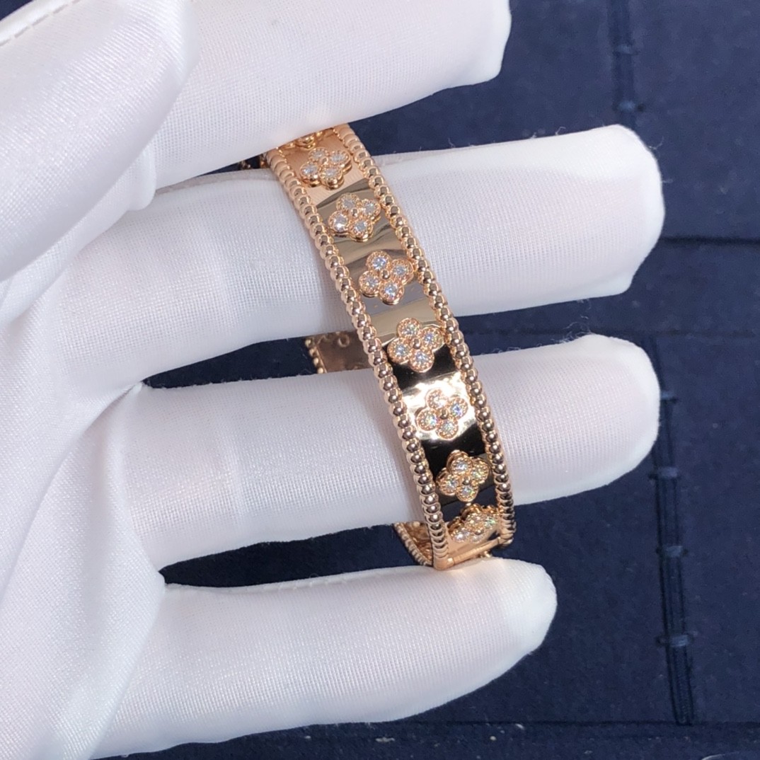 Customization Gorgeous 18k Gold Van Cleef & Arpels PerléE Clovers Bracelet Small Model