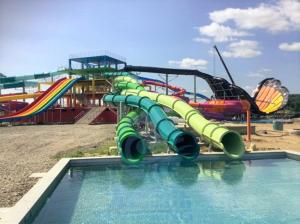 China Aqua Park Triple Twist Water Slide Outdoor 10m Fiberglass Customized Color wholesale