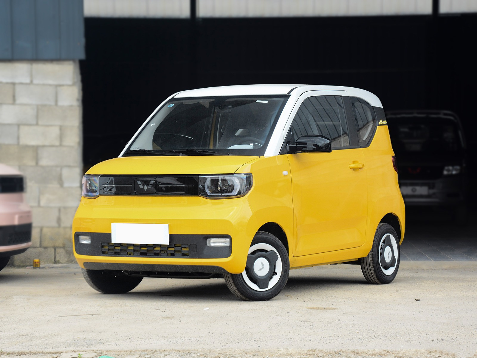 100km/h Small Wuling Electric Vehicles 5 Seats Car 300KM For Adults