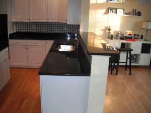China Engineered Granite Tile Kitchen Countertops , Dark Granite Veneer Countertops wholesale