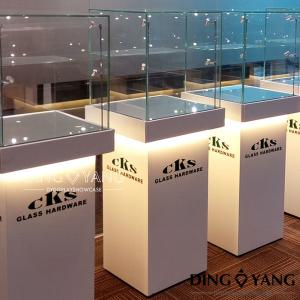 China Showroom 500X400X1600MM Retail Glass Display Cabinets wholesale